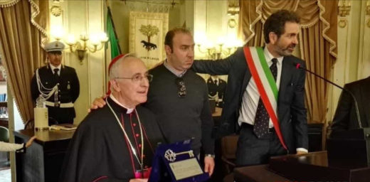 Il Sindaco di Lecce consegna le chiavi della città al Vescovo Domenico D’Ambrosio