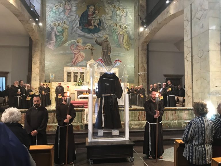 Il saio delle stimmate di Padre Pio in viaggio nei luoghi del dolore