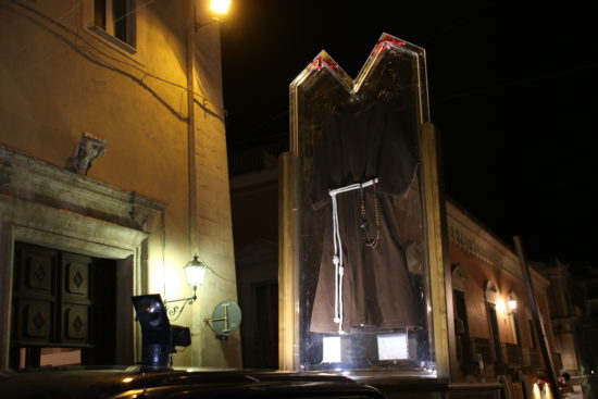 L’abito delle stimmate di Padre Pio a Benevento, città dove il Santo fu ordinato sacerdote