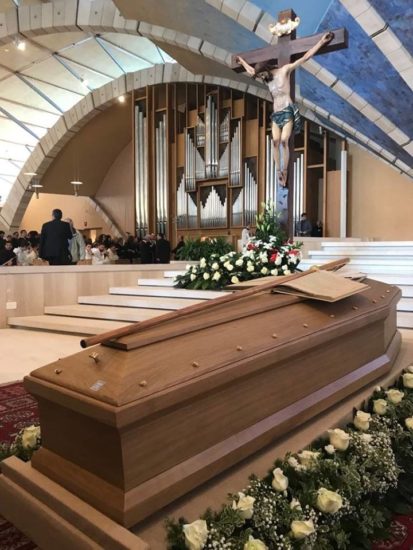 Celebrati i funerali di mons. Castoro. Lacrime e commozione per l’addio all’Arcivescovo