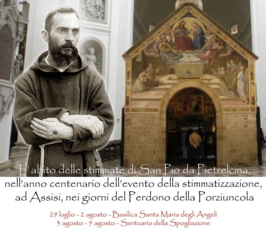L’abito delle stimmate di Padre Pio ad Assisi: cominciata la peregrinatio
