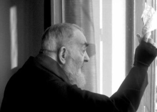 Padre Pio, quando col suo fazzoletto il pomeriggio salutava e asciugava il pianto