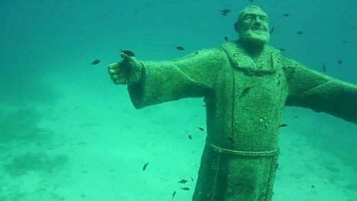 La statua di Padre Pio sul fondale delle Isole Tremiti: venti anni fa il posizionamento