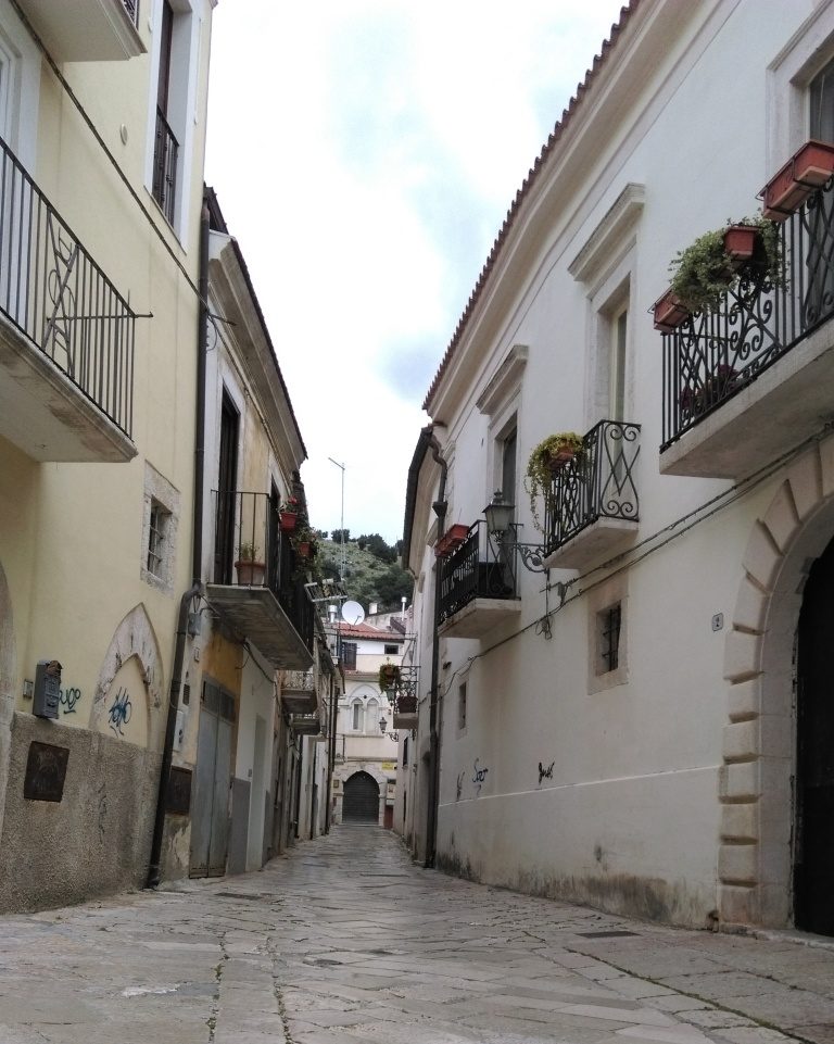 Sangiovannirotondofree accende la memoria: libri sulla storia di San Giovanni Rotondo in dono ai ristoratori del Borgo Antico