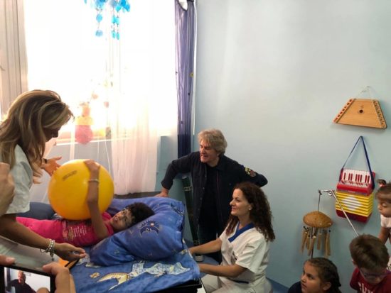 Agli “Angeli di Padre Pio” torna in visita Fausto Leali