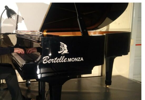 𝗜𝗹 𝗧𝗿𝗶𝗼 𝗔𝘂𝗿𝗮 𝗮𝗹 “𝗣𝗮𝗹𝗰𝗼 𝗶𝗻 𝘂𝗻𝗮 𝗦𝘁𝗮𝗻𝘇𝗮”: 𝗲𝗹𝗲𝗴𝗮𝗻𝘇𝗮 𝗲 𝗮𝗿𝗺𝗼𝗻𝗶𝗮 𝗶𝗻 𝗺𝘂𝘀𝗶𝗰𝗮