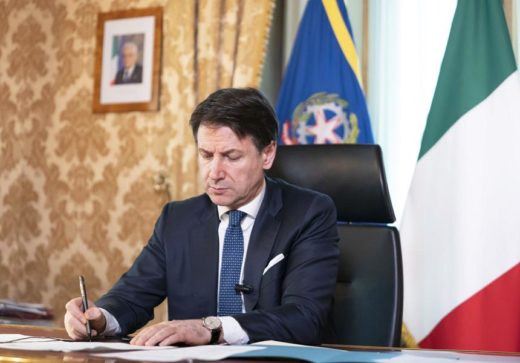 Coronavirus, Conte: “Chiuse tutte le aziende non strategiche. Uniti ce la faremo”