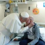 Vincenzo non ce l’ha fatta. Il suo abbraccio con il Papa nella visita a Casa Sollievo
