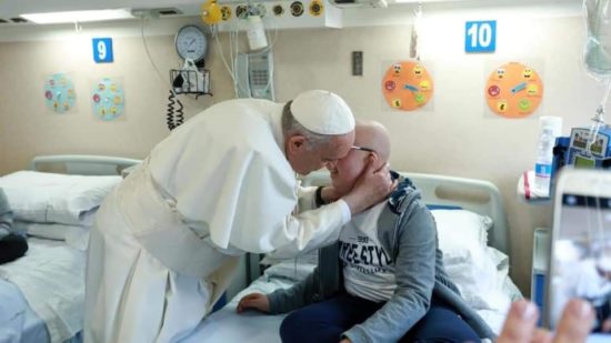Vincenzo non ce l’ha fatta. Il suo abbraccio con il Papa nella visita a Casa Sollievo