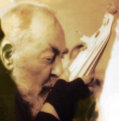 Padre Pio attendeva sempre con grande gioia il mese di maggio e ripeteva: E’ il mese delle grazie!