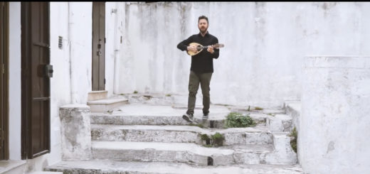 Con una rivisitazione in chiave Sud Folk, a ritmo di tarantella, del brano i Cento Passi dei Modena City Ramblers