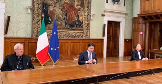 È stato firmato stamani a Palazzo Chigi il protocollo che permetterà la ripresa delle celebrazioni con il popolo