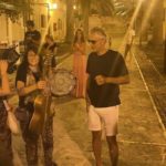 Il gruppo folk sangiovannese le Muglieres Garganiche con Andrea Bocelli