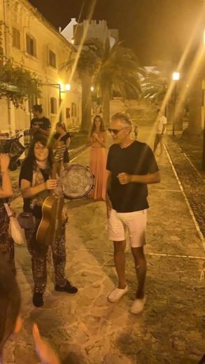 Il gruppo folk sangiovannese le Muglieres Garganiche con Andrea Bocelli