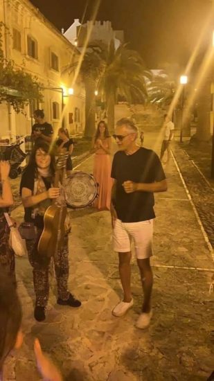 Il gruppo folk sangiovannese le Muglieres Garganiche con Andrea Bocelli