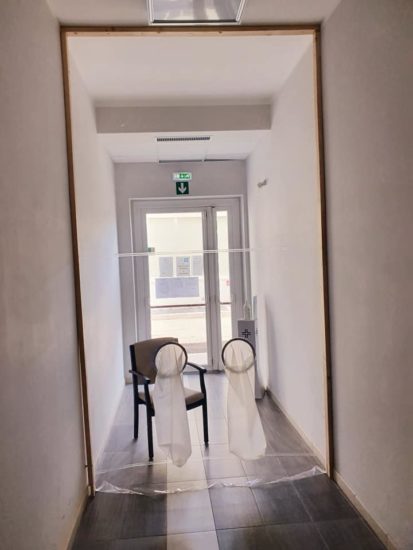 S.Giovanni Rotondo, baci e abbracci tramite plexiglass: così i nonni tornano a sorridere nella Rssa Madre Teresa