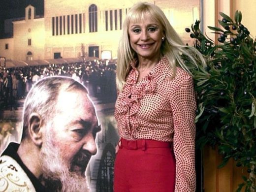 L’URNA DI RAFFAELLA CARRÀ PELLEGRINA A SAN GIOVANNI ROTONDO.