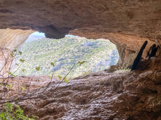A San Giovanni Rotondo: un presepe, nell’imponente blocco calcareo di grotta grande, per ricordare gli 800 anni del presepe di Greccio