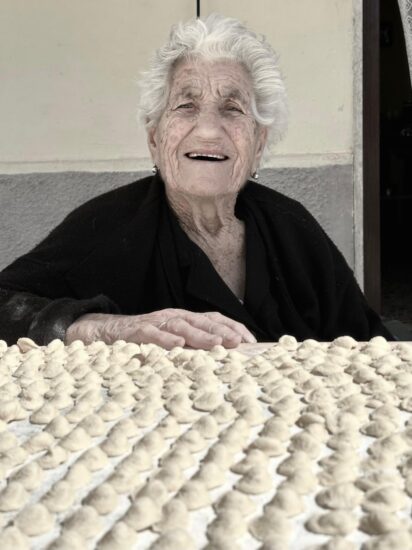 Angela, classe 1929, le sue orecchiette sono opere d’arte