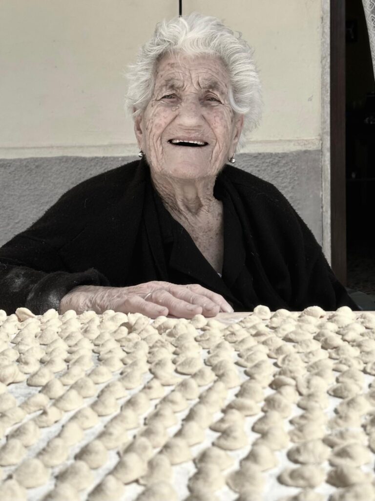 Angela, classe 1929, le sue orecchiette sono opere d’arte
